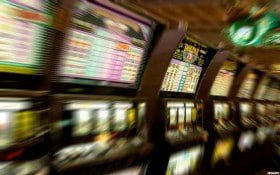 live789 Roulette ဂိမ်းစားပွဲနှင့် dealer လက်ဖြင့် ball လွှတ်သောမြင်ကွင်း